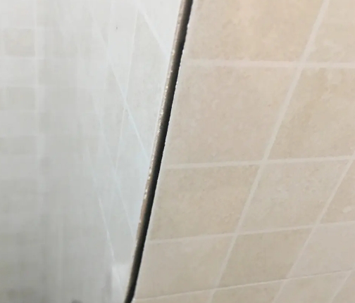 洪湖瓷砖空鼓维修公司分享阳台瓷砖脱落的修复过程可以分为以下几个步骤