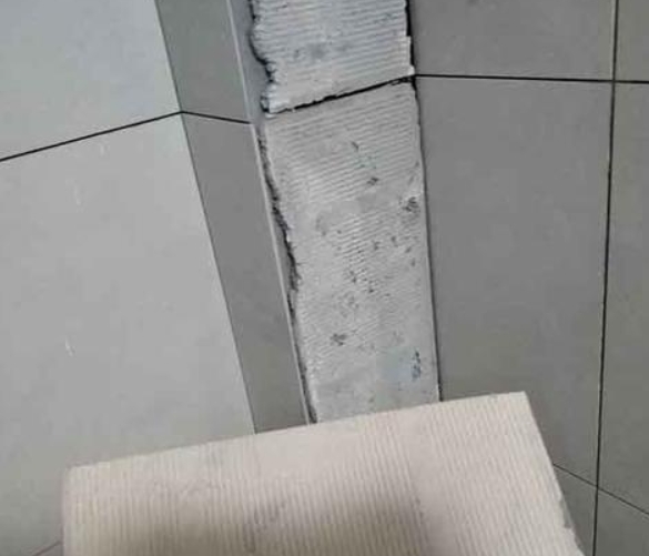 洪湖瓷砖空鼓维修公司分享下厨房瓷砖脱落的补救措施。